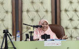 Ustazah Sedang Menyampaikan Ceramah