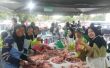 Menimbang Dan Memotong Daging Untuk Agihan